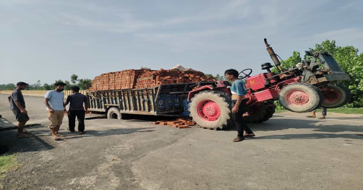 सड़क धंसी या ‘भाजपा का विकास’! भ्रष्टाचार की भेंट चढ़ा करोड़ों की लागत से बना पुल, ट्रैक्टर-ट्रॉली गुजरते ही धंसा, किसने कितना कमीशन खाया?