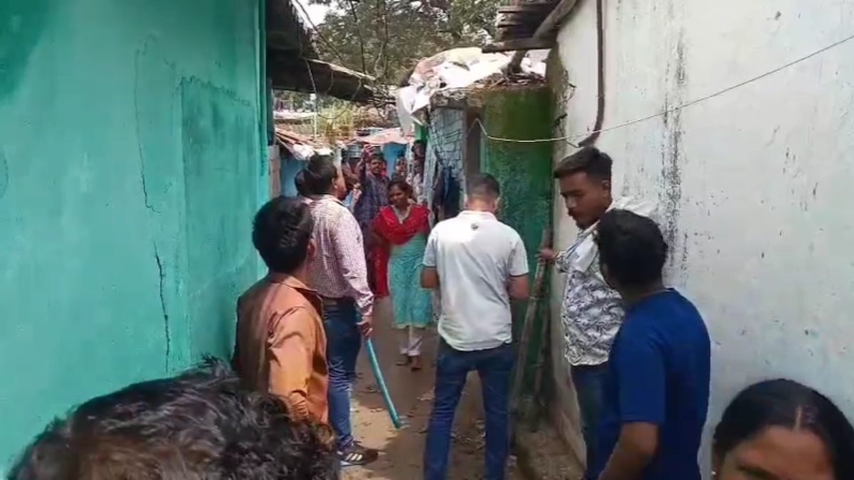 दो पक्षों में खूनी संघर्ष : आपसी रंजिश में युवक की चाकू मारकर हत्या, इलाके में तनाव का माहौल, पुलिस बल तैनात