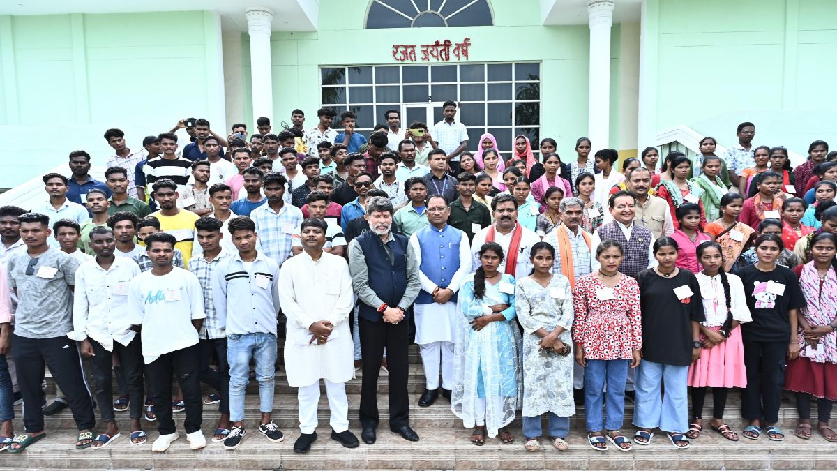 विधानसभा भ्रमण करने पहुंचे बीजापुर के युवाओं से मुख्यमंत्री ने की मुलाकात, CM साय ने कहा- बस्तर के विकास को अब कोई नहीं रोक सकता