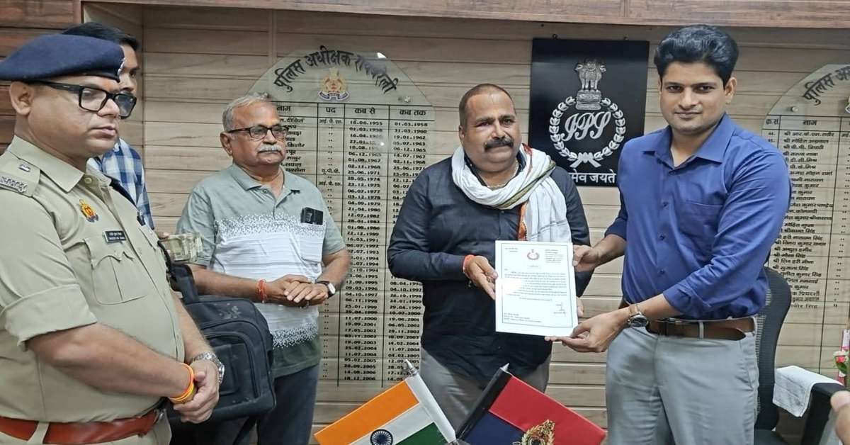 गजबे ईमानदार निकले गुरू… 2 लाख देखकर भी नहीं डोली नीयत, पुलिस को सौंपा बैग, जानिए अधिवक्ता के ईमानदारी की दिल जीत लेने वाली कहानी