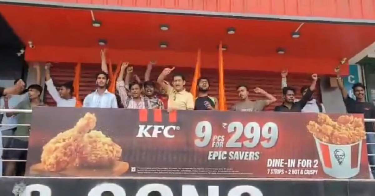 UP में कानून खाक छानने को है! पुलिस के सामने हिंदू रक्षा दल के लोगों की ‘गुंडई’, KFC में जमकर काटा बवाल, कर्मचारियों को धमकाते हुए किया ये काम…
