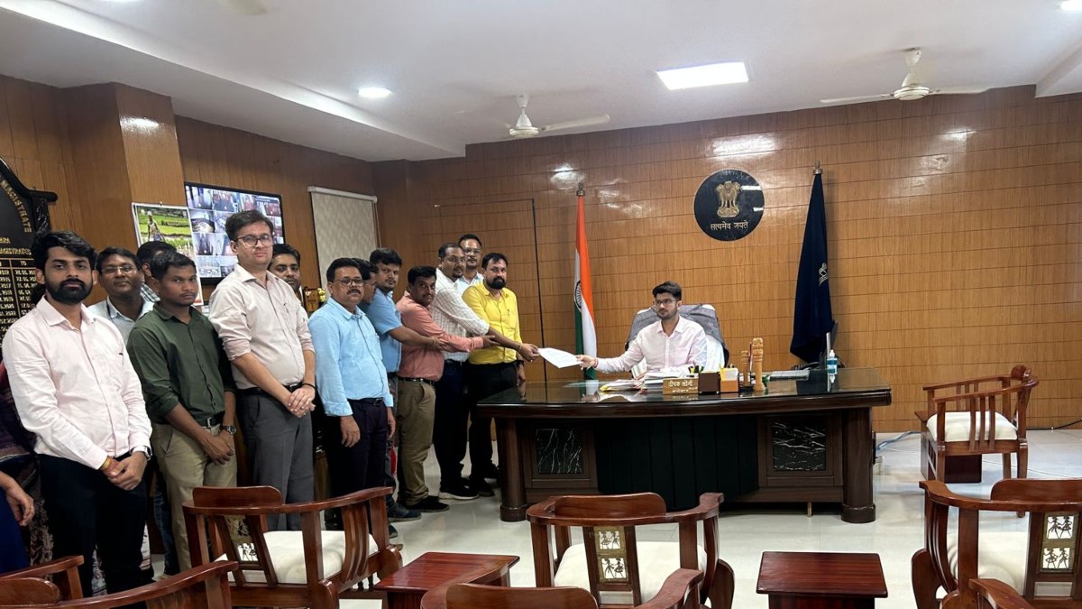 कनिष्ठ प्रशासनिक संघ ने 17 सूत्रीय मांगों को लेकर मुख्यमंत्री के नाम कलेक्टर को सौंपा ज्ञापन, अनिश्चितकालीन हड़ताल की दी चेतावनी
