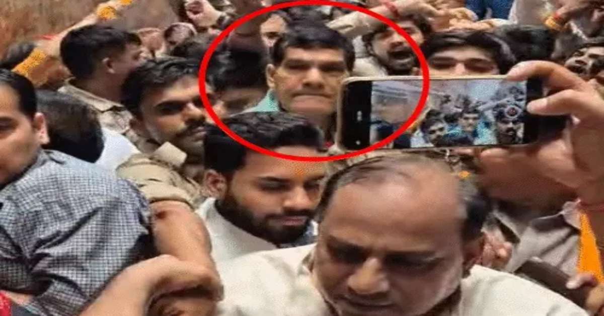 मंत्री जी की ऐसी बेइज्जती..! एके शर्मा को नहीं करने दिया गया बांके बिहारी के दर्शन, महिलाओं और सेवायतों ने क्यों किया ऐसा सलूक?
