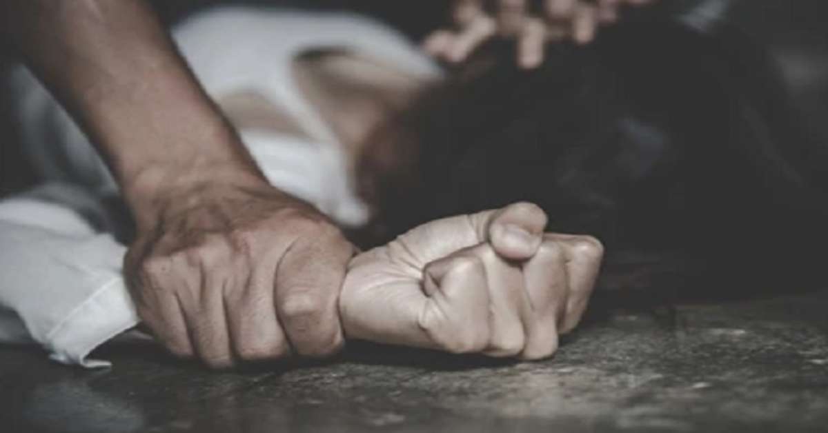 UP में घर पर भी बेटियां सेफ नहीं! युवक ने किशोरी को अकेला पाकर मिटाई हवस, चाचा आया तो…