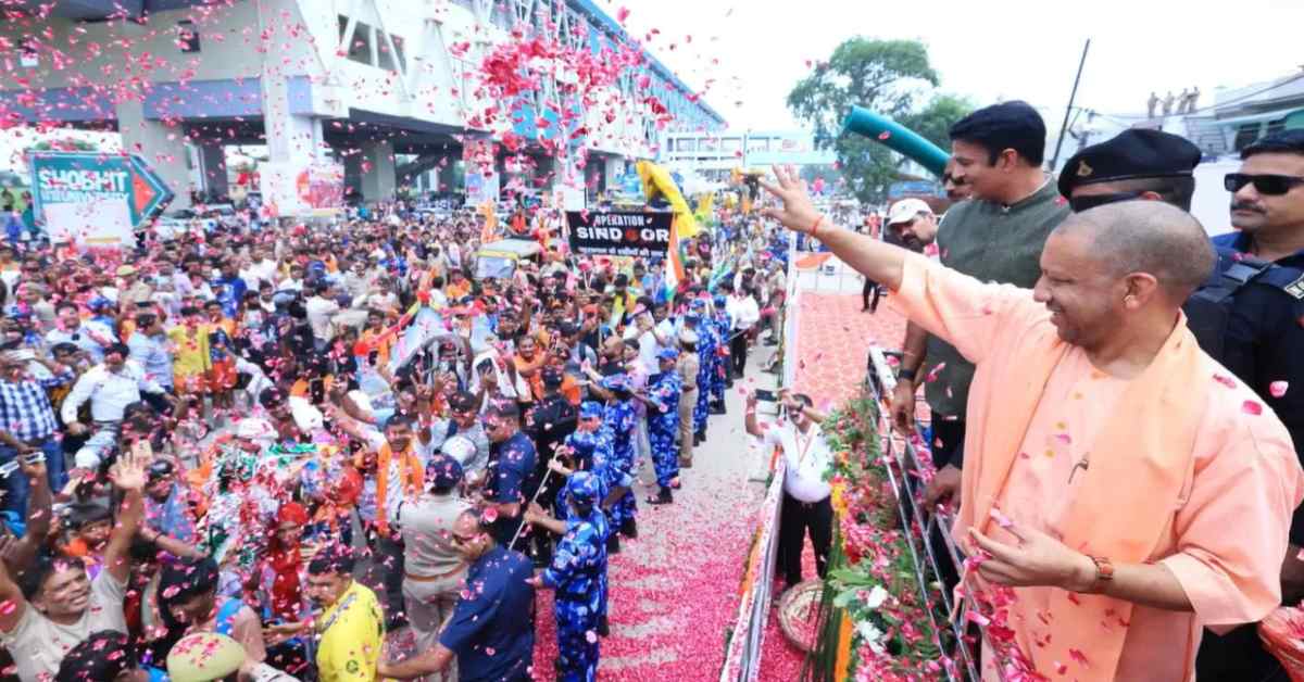 कुछ उपद्रवी कांवड़ियों के वेश में छिपे हैं, उन्हें… CM योगी का बड़ा बयान, जानिए कांवड़ियों पर पुष्प वर्षा कर मुख्यमंत्री ने क्या कहा?