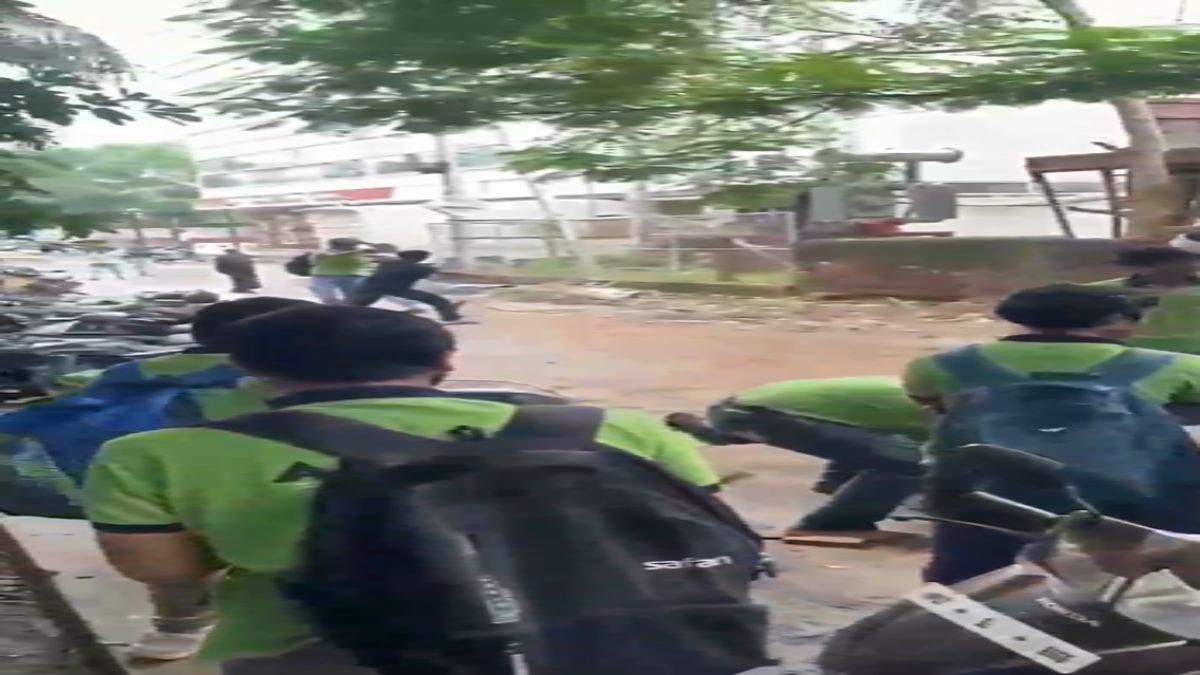 बीच सड़क दे दनादनः कोचिंग सेंटर के बाहर नाबालिग छात्राओं में चले जमकर लात घूंसे, वीडियो वायरल