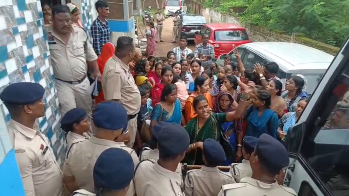 धर्मांतरण पर बवाल : धर्म परिवर्तन का आरोप लगाते हुए बजरंग दल के कार्यकर्ताओं ने चर्च के बाहर किया प्रदर्शन, पुलिस ने पादरियों को लिया हिरासत में