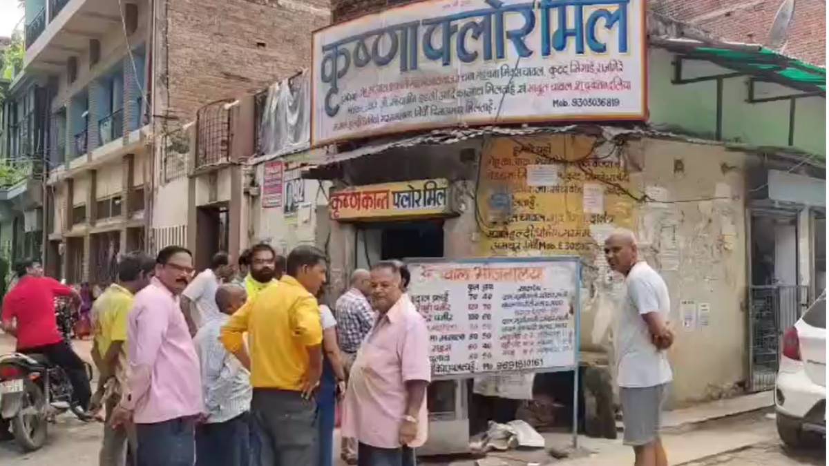 पैक्ड आटा खाने वाले सावधान! महिला ग्राहक के आटे पैकेट में निकला चूहे का मल, फूड सेफ्टी डिपार्टमेंट ने  आटा चक्की पर मारा छापा, नोटिस जारी