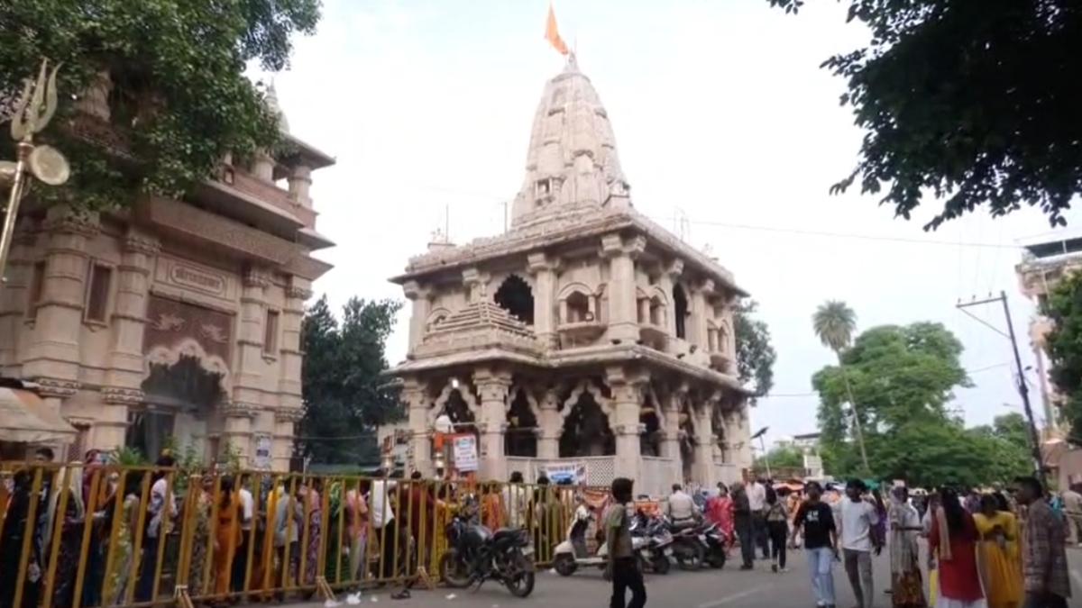 श्रावण सोमवारः 300 साल पुराने स्वयंभू अचलेश्वर महादेव मंदिर में उमड़ी श्रद्धालुओं की भीड़, बनेगा अचलनाथ लोक