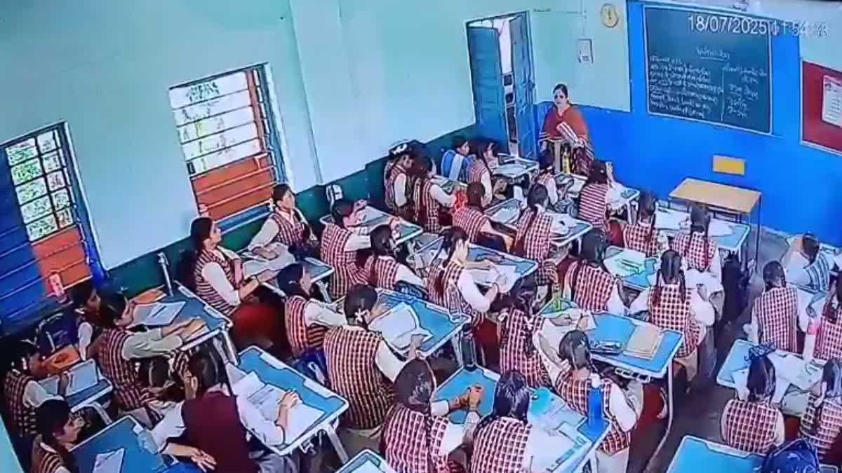 Special Report: पीएम श्री स्कूल नहीं इति श्री कहिए! बीते दिनों प्लास्टर गिरने से दो छात्राएं हुई थी घायल, छात्राओं का ही नहीं बल्कि घुट रहा है शिक्षा का भविष्य