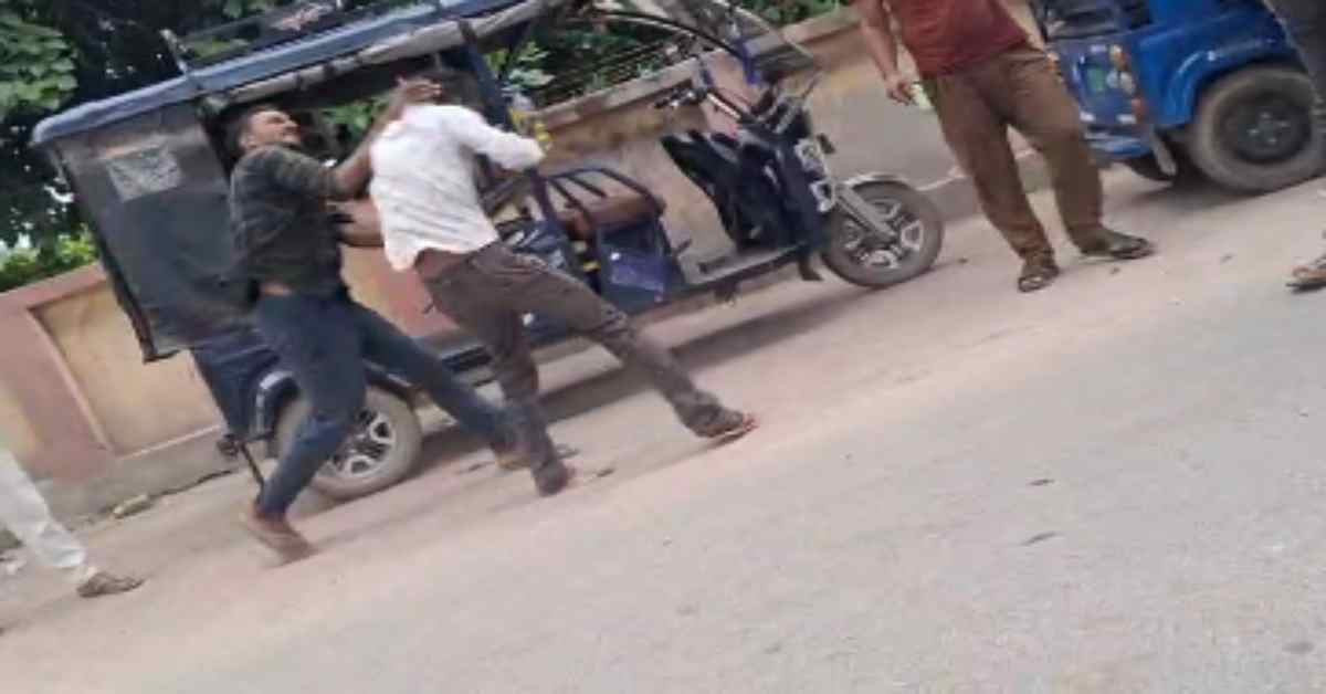 UP में कानून नहीं ‘गुंडाराज’! टैक्सी स्टैंड में चालकों की गुंडागर्दी, एक युवक पर टूट पड़े 3 लोग, थप्पड़ के साथ बरसाए लात-घूसे, VIDEO वायरल