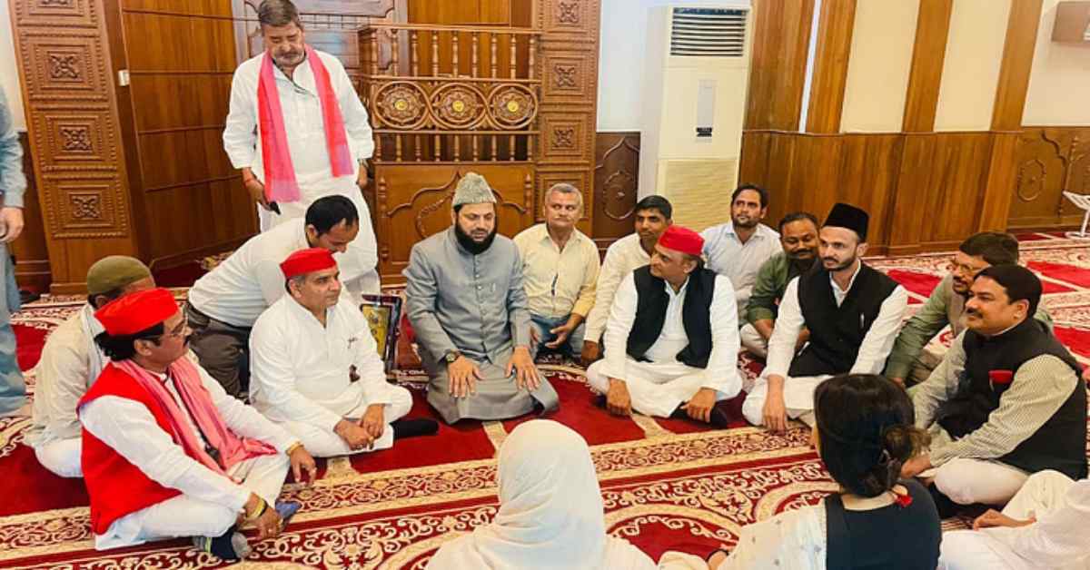 मस्जिद को सपा का दफ्तर बना दिया? SP नेताओं की तस्वीर सामने आने के बाद खड़ा हुआ सियासी बखेड़ा, अखिलेश यादव ने कहा- आस्था जोड़ती है और…