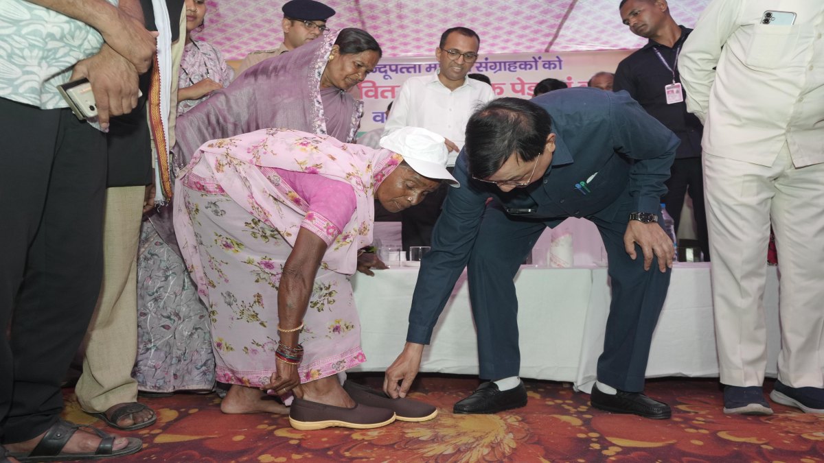 मंत्री लखन लाल देवांगन ने महिलाओं को चरण पादुका पहनाकर बढ़ाया मान, बोले- 64 हजार से महिला संग्राहकों को वितरित किया जाएगा चरण पादुका