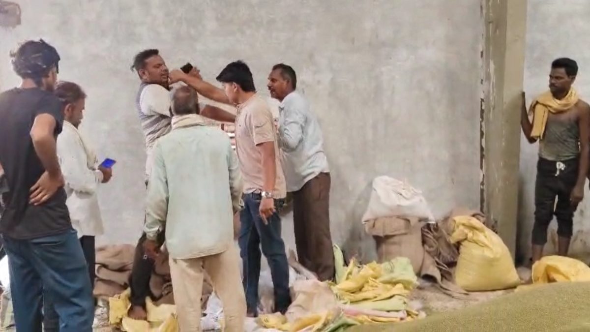 मूंग खरीदी: पानी मांगने पर नूर वेयरहाउस मालिक और उसके बेटे ने किसान की कर दी जमकर पिटाई, वीडियो वायरल