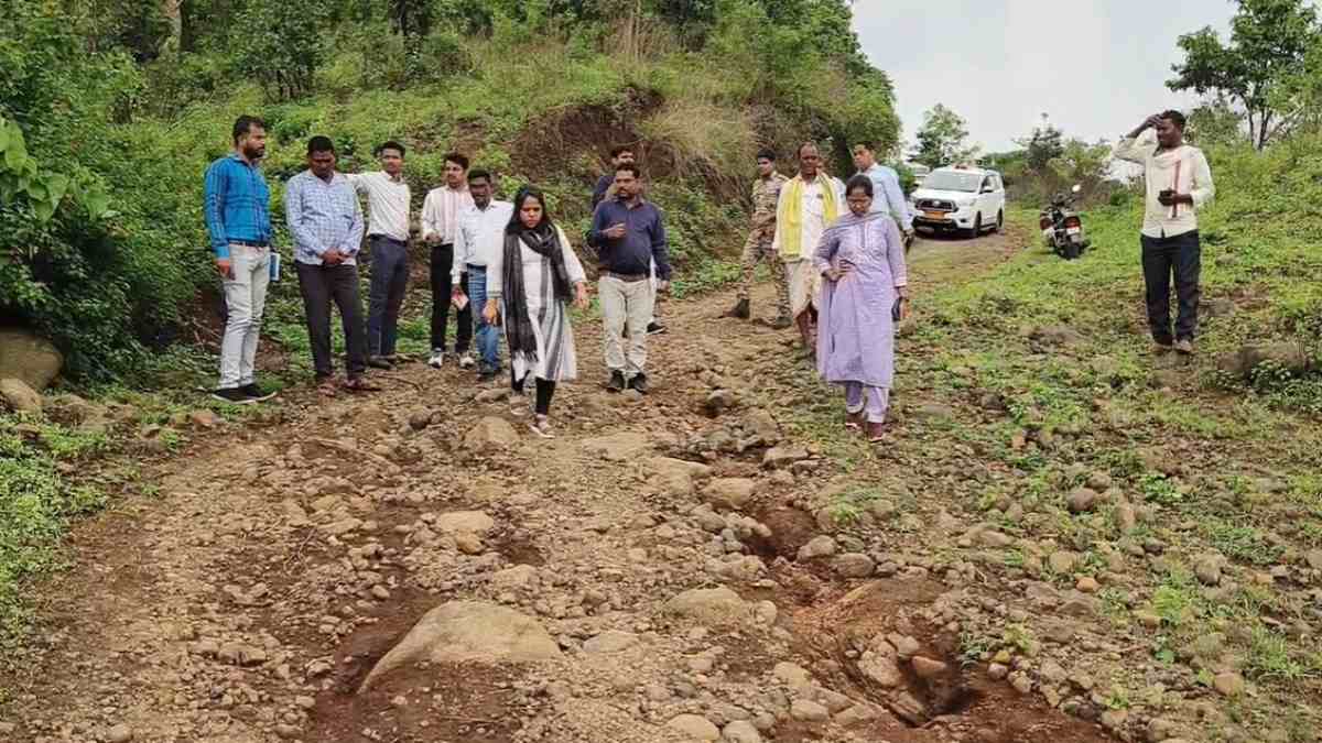 2 किमी पथरीले रास्ते से नदी पार कर गांव पहुंची कलेक्टरः प्रशासनिक अमले ने चौपाल लगा सुनी ग्रामीणों की समस्याएं