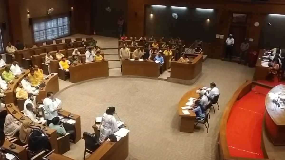 नगर निगम की बैठक में आयुक्त की कार्यप्रणाली पर हंगामाः महापौर ने सदन से ही अधिकारी का किया ट्रांसफर, अनुदान को लेकर भी मुद्दा रहा गर्म