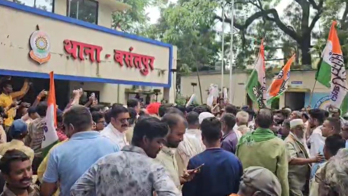 रेत खनन गोलीकांड मामला : आरोपी की गिरफ्तारी की मांग को लेकर कांग्रेसियों ने थाने का किया घेराव, पुलिस के खिलाफ की जमकर नारेबाजी