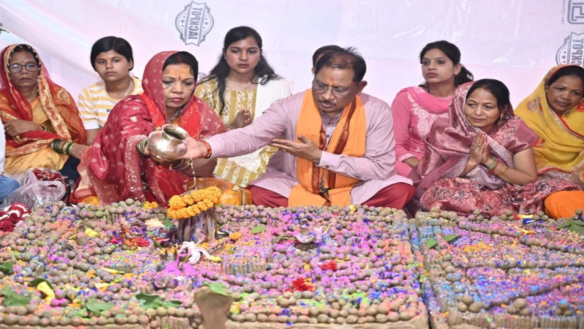 मुख्यमंत्री साय ने पत्नी के साथ फलेश्वरनाथ महादेव मंदिर में की पूजा, प्रदेशवासियों की सुख-समृद्धि की कामना