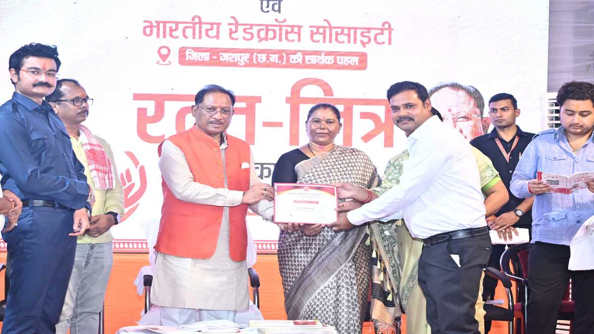 मुख्यमंत्री साय ने किया रेडक्रॉस के आजीवन सदस्यों का सम्मान, कहा – हमारी सरकार बेहतर स्वास्थ्य सेवा देने के लिए संकल्पित