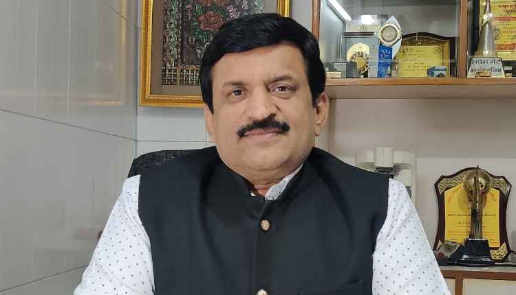 हरेली की रात अंधश्रद्धा निर्मूलन समिति ने किया गांवों का भ्रमण, डॉ. दिनेश मिश्र ने कहा – कोई नारी टोनही नहीं, सावधानी रखकर बीमारियों से बचे