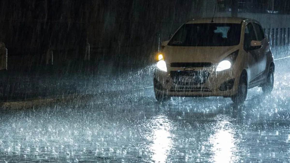 बारिश में गाड़ी चलाते समय इन 10 जरूरी सावधानियों को अपनाएं, वरना हो सकता है बड़ा हादसा