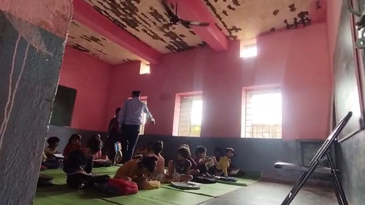 सरकार स्कूल में विद्यार्थी मौत के साये में पढ़ाई को मजबूरः कहीं प्लास्टर गिर रहा तो, कहीं भरा पानी, जिम्मेदार नहीं ले रहे सुध