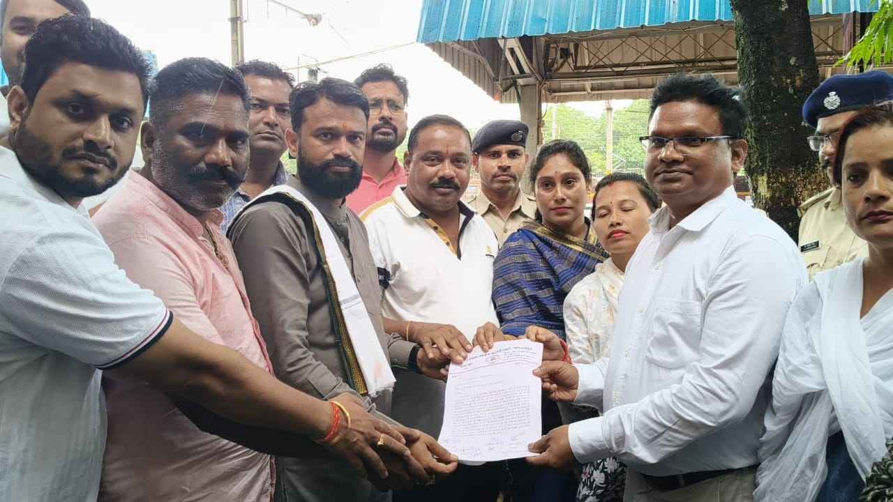 24 दिनों से ट्रेनें बंद, कांग्रेसियों ने किया स्टेशन मास्टर कार्यालय का घेराव, जल्द समस्या बहाल नहीं होने पर रेल रोको आंदोलन की दी चेतावनी