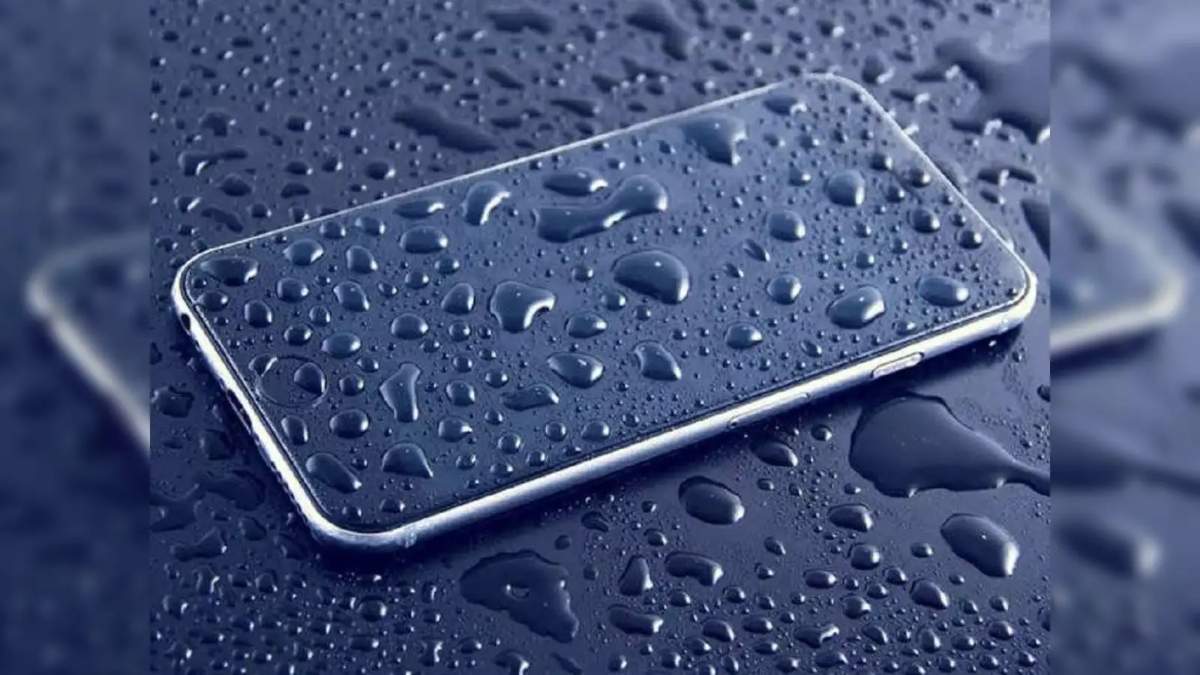 बारिश में भीग गया फोन? घबराएं नहीं, अपनाएं ये आसान घरेलू टिप्स