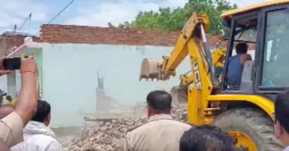 छांगुर के खिलाफ योगी सरकार की कार्रवाई जारी, भतीजे के अवैध मकान पर गरजा बुलडोजर