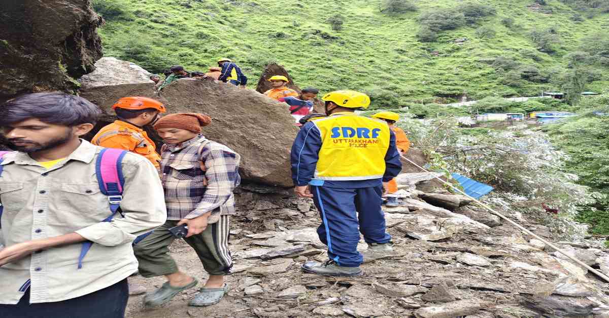 गौरीकुण्ड में केदारनाथ यात्रा मार्ग पर गिरा पहाड़ का मलबा, रोकी गई यात्रा, राहत कार्य जारी