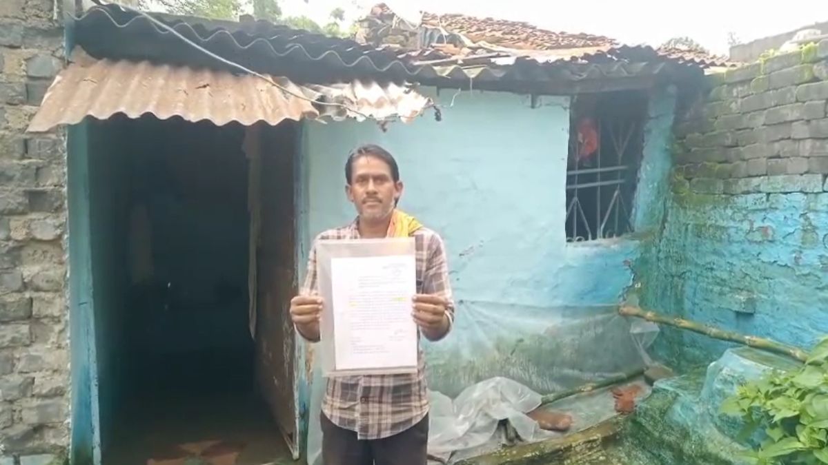 गजब का कारनामा : पीएम आवास योजना की राशि दूसरे के खाते में हुआ ट्रांसफर, असली लाभार्थी लगा रहा दफ्तर के चक्कर