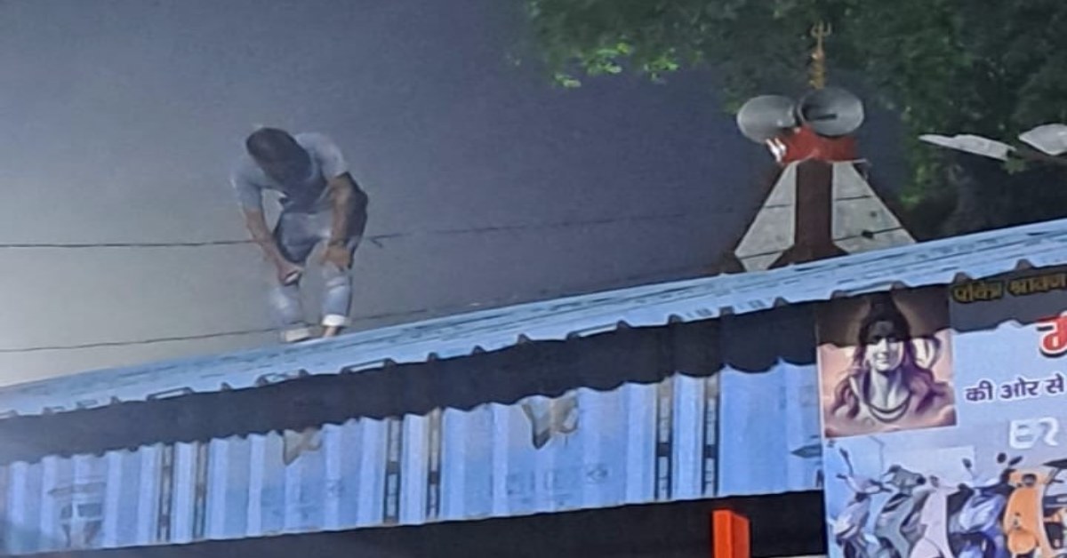 BREAKING : बाराबंकी के औसानेश्वर महादेव मंदिर में फैला करंट, भगदड़ में 2 श्रद्धालुओं की मौत, कई घायल