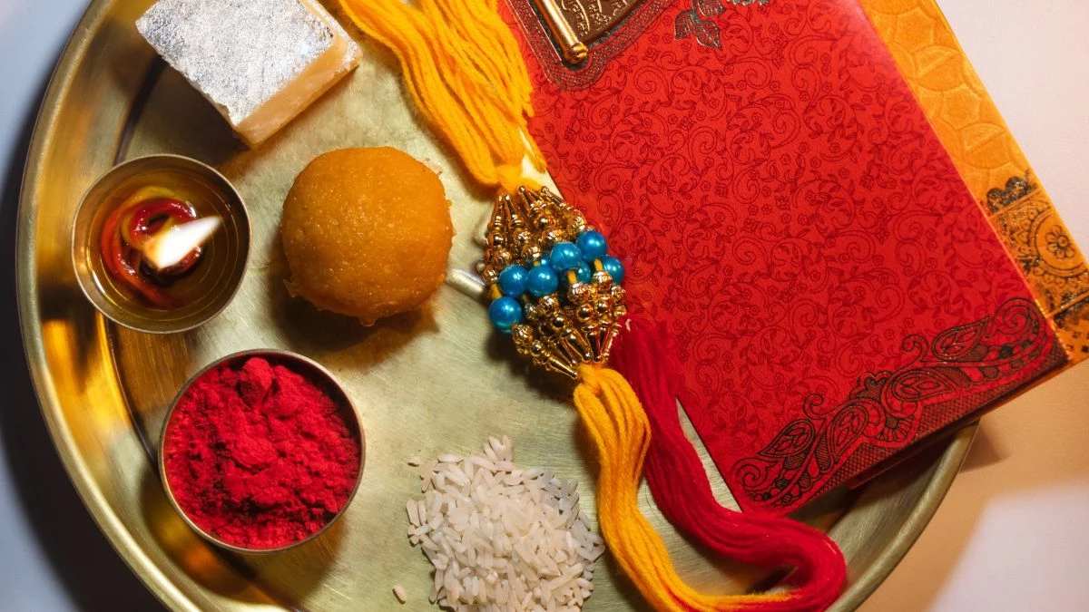 Rakshabandhan 2025: इस तरह सजाएं राखी की थाली, इन जरूरी चीजों को जरूर करें शामिल