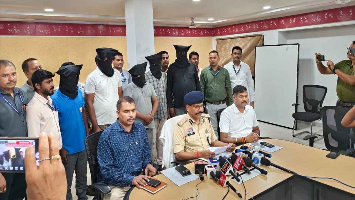 देशभर में करोड़ों की ठगी, 5 ठग यूपी से गिरफ्तार : रायपुर की महिला से की थी 2.83 करोड़ की ठगी, जानिए कैसे वारदात को देते थे अंजाम…