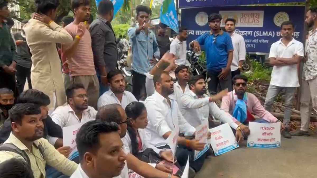 व्यावसायिक शिक्षक भर्ती में घोटाले का आरोप, समग्र शिक्षा कार्यालय के बाहर NSUI कार्यकर्ताओं और अभ्यर्थियों ने किया प्रदर्शन
