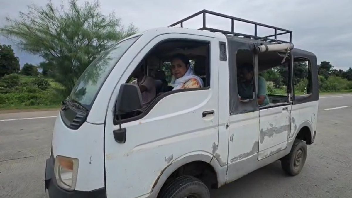स्कूल वैन की मनमानी पर RTO की कार्रवाईः बच्चों को सरकारी गाड़ी में भेजा, खुद कंडम गाड़ी में बैठकर पहुंची ऑफिस, वीडियो वायरल