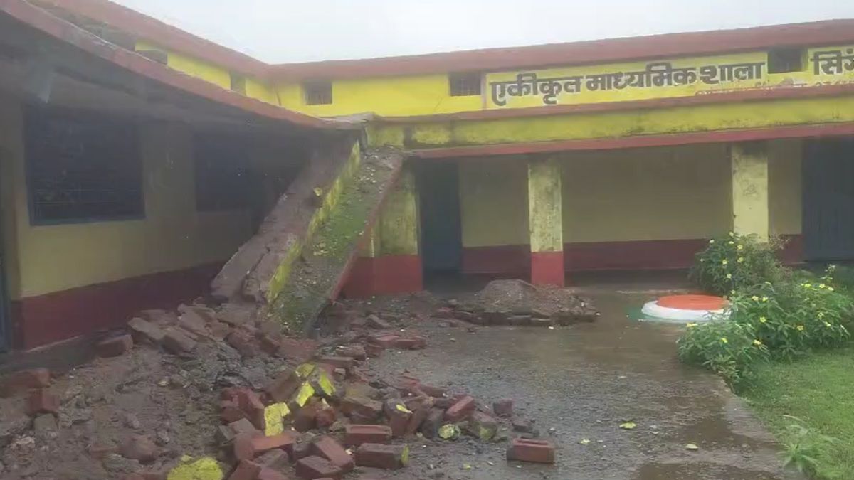 बड़ा हादसा टलाः बारिश से डिंडोरी में स्कूल का छज्जा भरभराकर गिरा, राजगढ़ के स्कूलों में छुट्टी, आष्टा में प्राचार्य को हटाने हिंदू जागरण मंच का हंगामा