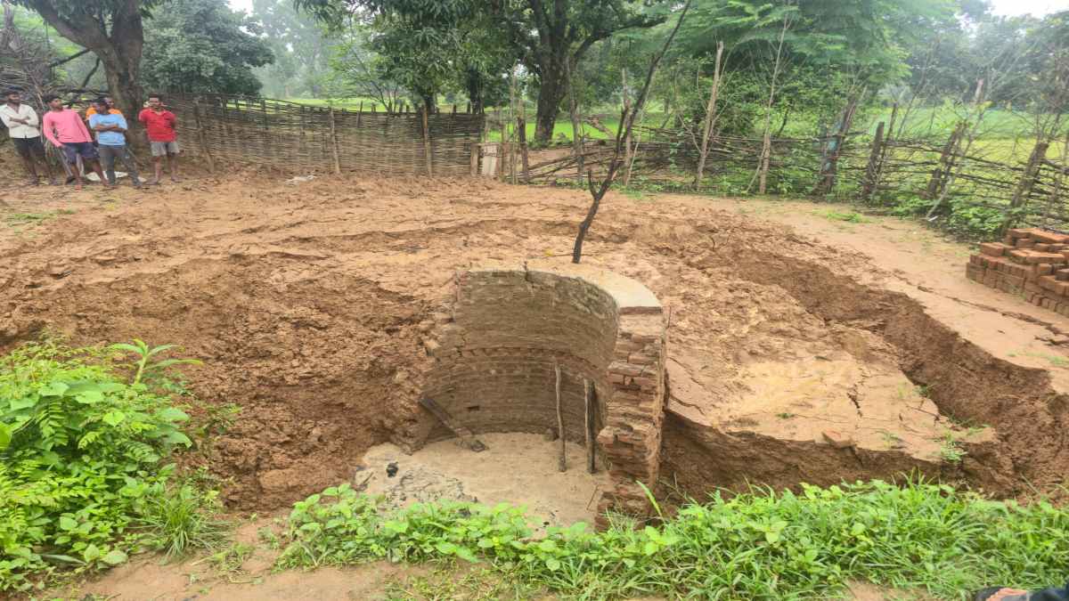 CG News : भारी बारिश से धंसा कुआं, मलबे में दबने से एक ही परिवार के तीन लोगों की मौत