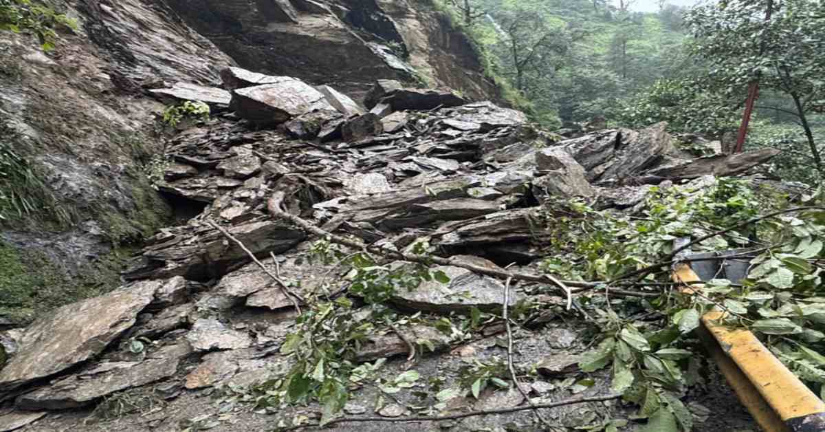 श्री केदारनाथ धाम : मुनकटिया मार्ग में भूस्खलन, सड़क पर गिरा चट्टान का हिस्सा, आवाजाही बंद
