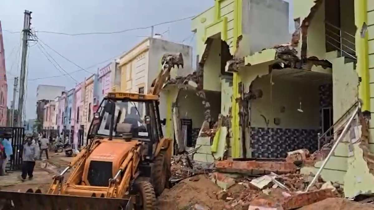 अवैध कब्जा पर चला बुलडोजर : नगर निगम और जिला प्रशासन की टीम ने की बड़ी कार्रवाई, 16 अवैध मकान जमींदोज, देखें Video