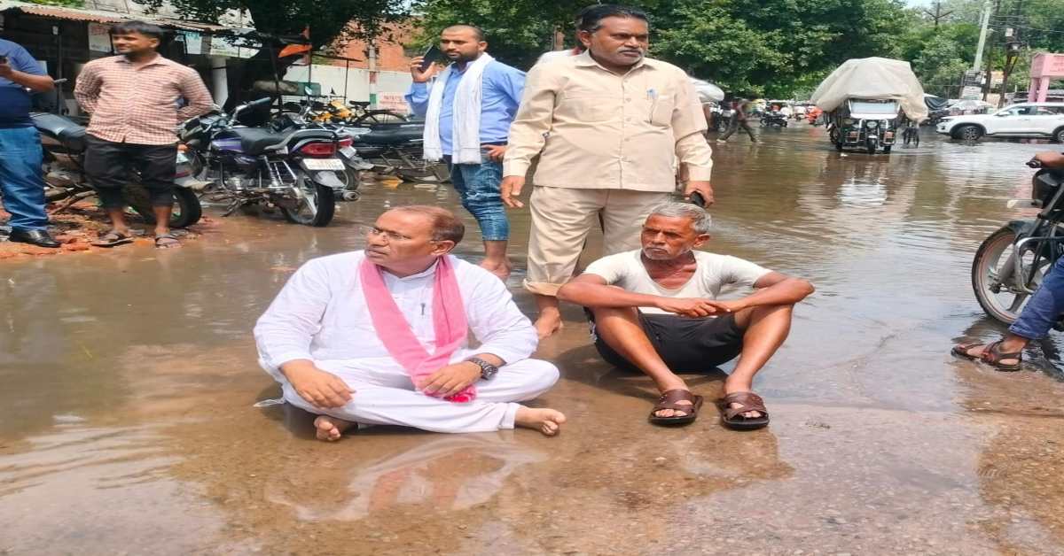 कोई तो सुन लो विधायक जी की! शिकायतों का असर नहींं हुआ तो गंदे पानी में बैठे सपा MLA, जानिए मुकेश वर्मा ऐसा करने पर क्यों हुए मजबूर…