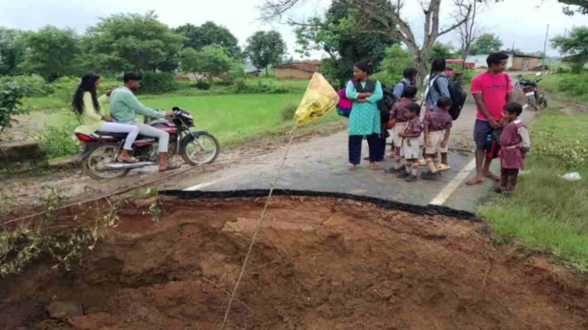 पुल बहने से आवागमन ठप, जान जोखिम में डाल ग्रामीण कर रहे आवाजाही, देखें Video…