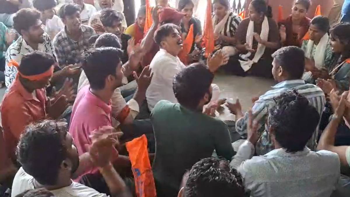 मिशनरी स्कूल में तिलक लगाने को लेकर बवालः एबीवीपी कार्यकर्ताओं का हंगामा, किया हनुमान चालीसा का पाठ
