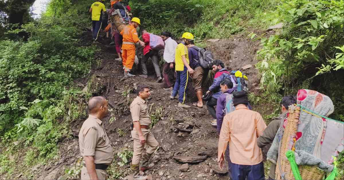 गौरीकुण्ड-सोनप्रयाग सड़क बंद होने से सुरक्षा बलों ने तैयार किया वैकल्पिक मार्ग, यात्रियों को निकालने का काम शुरू