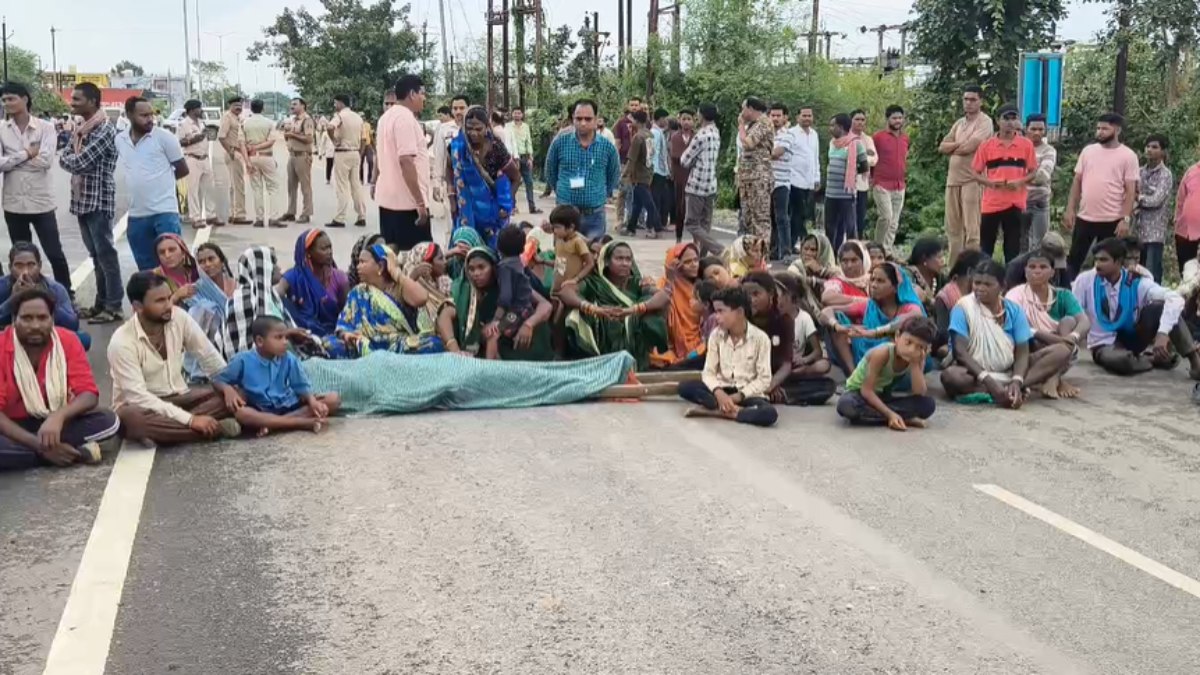 युवक ने की आत्महत्या : परिजनों ने पुलिस पर प्रताड़ना का लगाया आरोप, नेशनल हाईवे पर शव रखकर किया चक्का जाम
