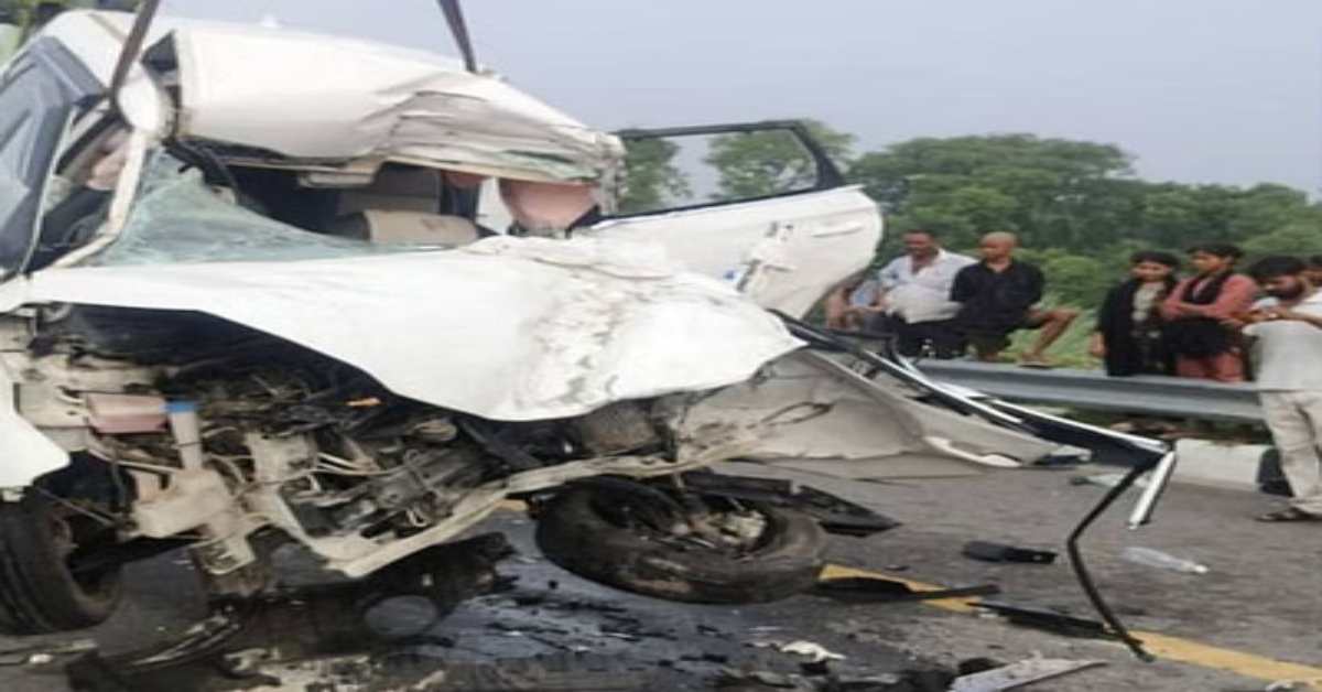 हाइवे पर मौत का तांडवः खड़े ट्रक से जा भिड़ी कार, मंजर देख लोगों की कांप उठी रूह, जानिए किस हाल में मिले लोग…