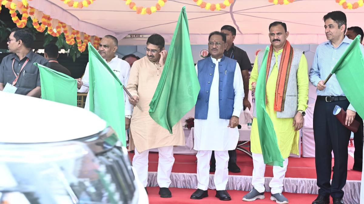 छत्तीसगढ़ के कोने-कोने में पहुंचेगी स्वास्थ्य सुविधा: CM साय ने 151 नए वाहनों को दिखाई हरी झंडी, कहा- जल्द ही 851 एंबुलेंस सेवाएं होंगी शुरू…
