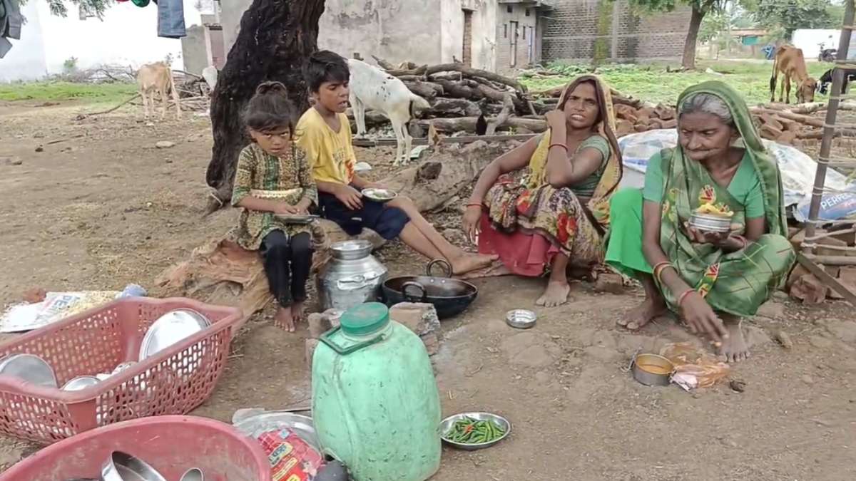 इस परिवार को नहीं मिला PM Awas योजना का लाभः 2 छोटे बच्चे और विधवा बहू के साथ खुले आसमान के नीचे रहने को मजबूर बुजुर्ग महिला