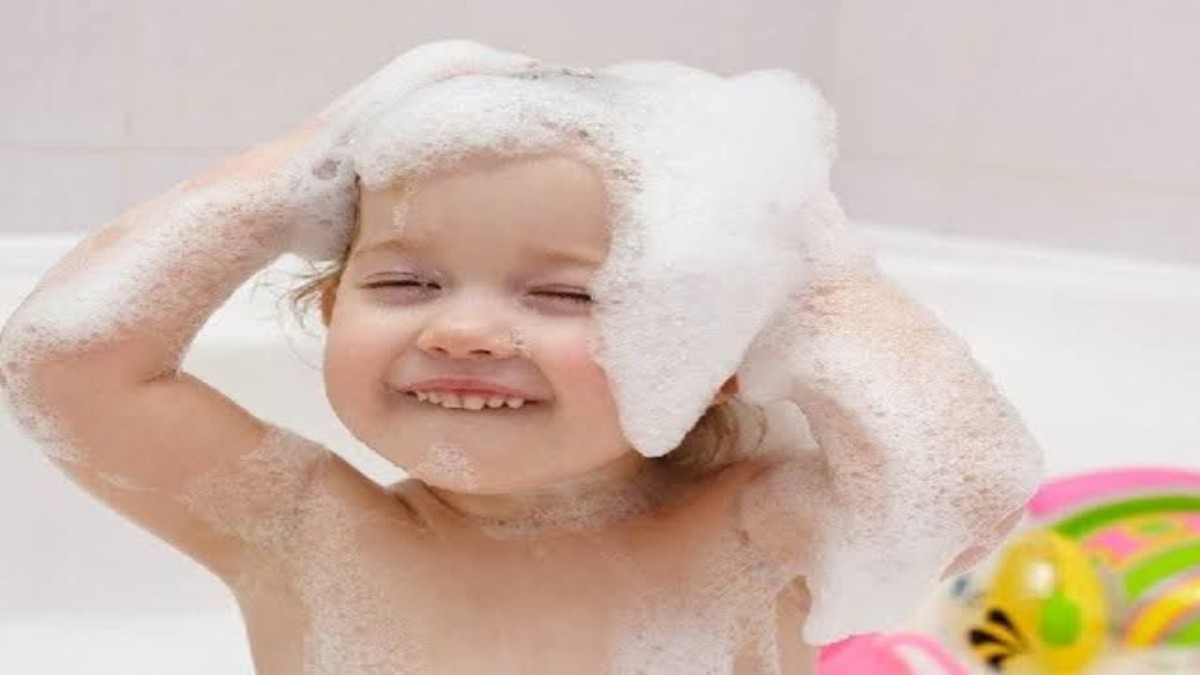 कहीं आप भी अपने बच्चों को तो नहीं देते Bubble Bath? यहां जाने इसके नुकसान…