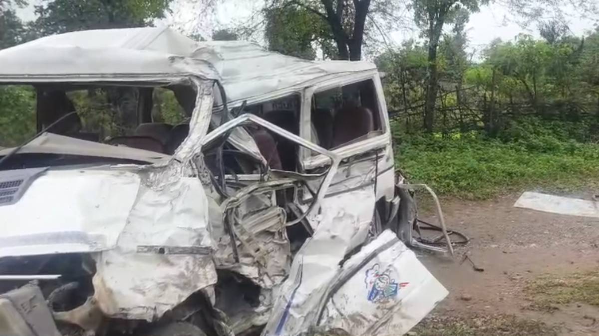 CG Road Accident: टीचर्स-स्टूडेंट्स से भरी वाहन हादसे का हुई शिकार, सभी घायल, 2 की हालत गंभीर…